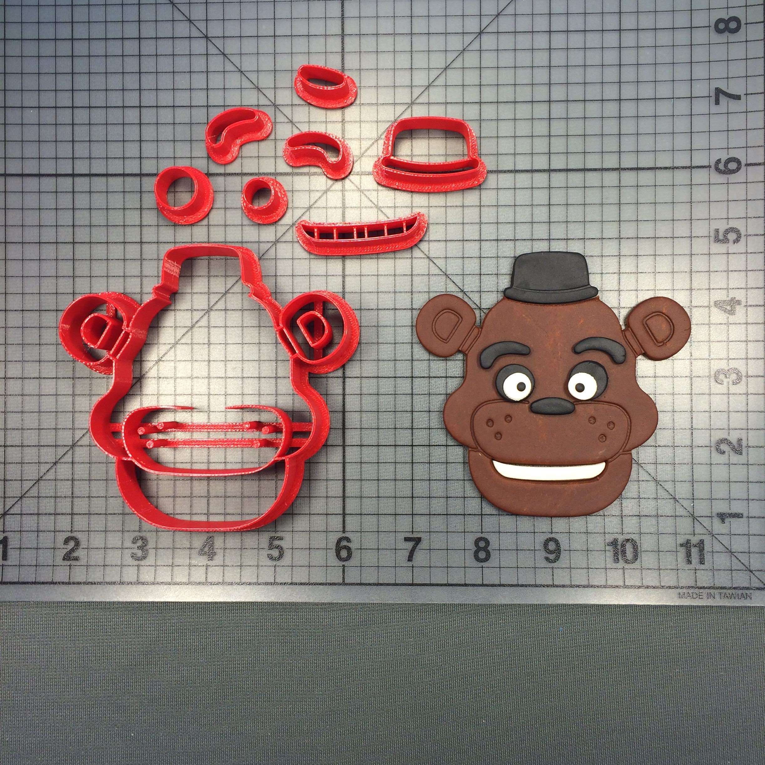 Five Nights At Freddy's 4-Piece Cutouts: Freddy