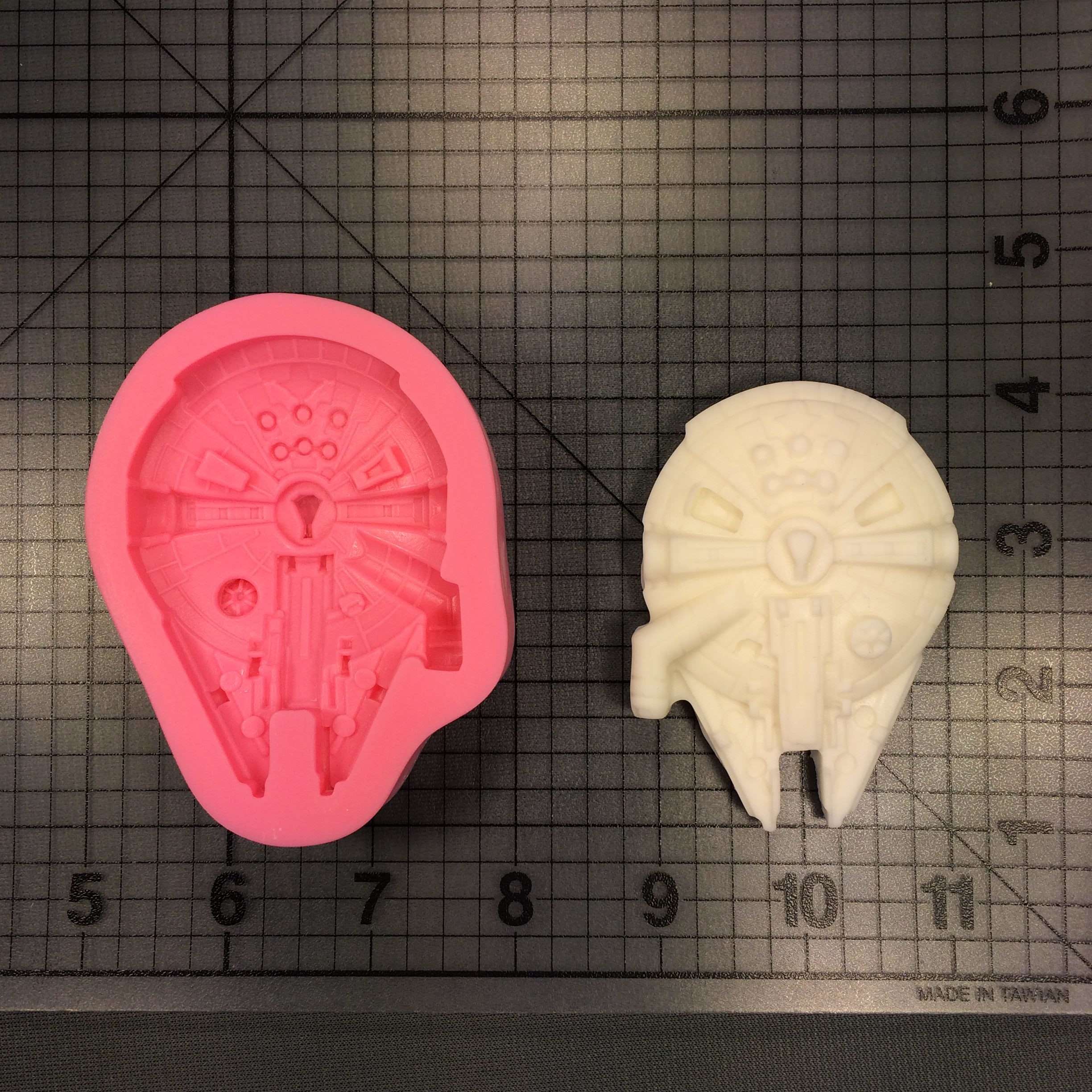 Star Wars fans will love these Millennium Falcon ice molds